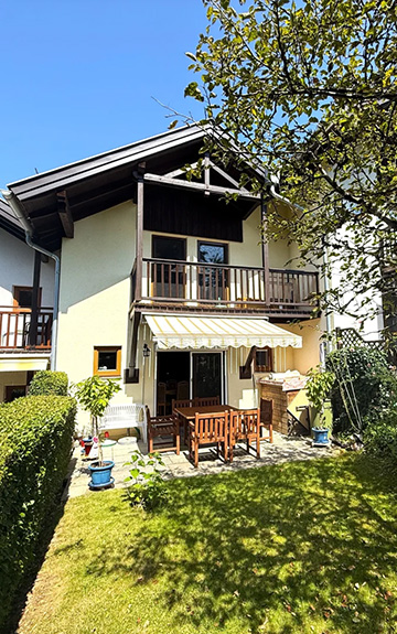 Aussenansicht auf Haus, Terasse und Baum
